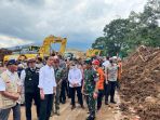 presiden-jokowi-meninjau-langsung-lokasi-gempa-bumi-cianjur_20221123_111918.jpg