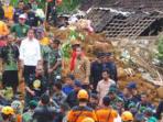 presiden-jokowi-meninjau-lokasi-longsor-di-banjarnegara_20141214_211606.jpg