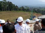 presiden-jokowi-meninjau-lokasi-proyek-tol-bocimi_20170621_134133.jpg