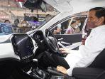 presiden-jokowi-menjajal-kabin-wuling-almaz-rs.jpg