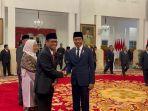presiden-jokowi-menyalami-yuliot-tanjung-usai-dilantik-sebagaiwakil-menteri-investasi.jpg