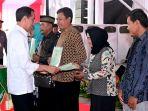 presiden-jokowi-menyerahkan-3000-sertifikat-tanah-untuk-warga-di-stadion-krida-bhakti-grobogan.jpg