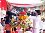 presiden-jokowi-menyerahkan-bendera-kepada-tim-paskibraka-jumat-1892018.jpg