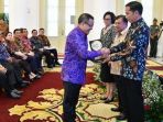 presiden-jokowi-menyerahkan-penghargaan-kepada-bupati-banyuwangi-abdullah-azwar-anas_20171206_195616.jpg