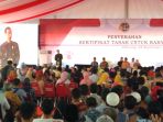 presiden-jokowi-menyerahkan-sertifikat-tanah-di-bogor_20180925_102047.jpg