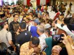 presiden-jokowi-menyerahkan-sertifikat-tanah-pada-rakyat_20180329_014758.jpg