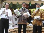 presiden-jokowi-musnahkan-barang-bukti-narkoba_20161206_162321.jpg