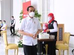 presiden-jokowi-orang-pertama-disuntik-vaksin-covid-19-sinovac_20210114_041801.jpg