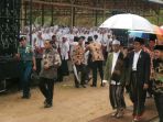 presiden-jokowi-payungi-kiai_20170426_100050.jpg