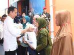 presiden-jokowi-saat-memberikan-bantuan-pangan-kepada-keluarga-penerima-manfaat-kpm.jpg