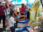 presiden-jokowi-saat-mengajak-bermain-jan-ethes-di-fun-world-the-park-mall-solo-baru.jpg