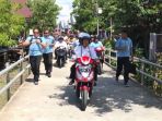 presiden-jokowi-saat-mengendarai-motor-listrik-di-papua_20180415_152133.jpg