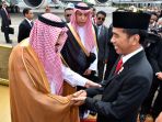 presiden-jokowi-sambut-kedatangan-raja-salman-di-jakarta_20170301_160046.jpg