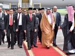 presiden-jokowi-sambut-kedatangan-raja-salman-di-jakarta_20170301_162444.jpg