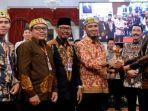 presiden-jokowi-serahkan-piala-untuk-para-pemenang-festival-gapura-cinta-negeri.jpg