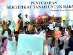 presiden-jokowi-serahkan-sertifikat-hak-atas-tanah-di-tegal.jpg