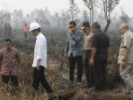 presiden-jokowi-tembus-kabut-asap-tinjau-kebakaran-hutan_20150907_180146.jpg