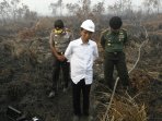 presiden-jokowi-tembus-kabut-asap-tinjau-kebakaran-hutan_20150907_184353.jpg