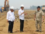 presiden-jokowi-tembus-kabut-asap-tinjau-kebakaran-hutan_20150907_190206.jpg