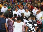 presiden-jokowi-temui-pengungsi-banjir-bandang-sentani_20190401_183007.jpg
