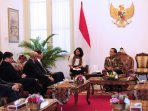 presiden-jokowi-terima-wakil-pm-singapura-mr-teo-chee-hean_20151125_170831.jpg