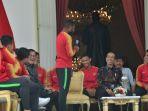 presiden-jokowi-tertawa-saat-berdialog-dengan-marinus-manewar.jpg