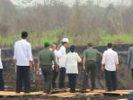 presiden-jokowi-tinjau-lokasi-kebakaran-hutan-dan-lahan-di-riau-3_20151010_022007.jpg