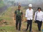 presiden-jokowi-tinjau-lokasi-kebakaran-hutan-dan-lahan-di-riau-7_20151010_041114.jpg