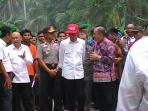 presiden-jokowi-tinjau-lokasi-kebakaran-hutan_20151009_153759.jpg