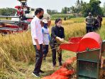 presiden-jokowi-tinjau-lokasi-tanam-dan-panen-di-desa-kanigoro_20210429_190349.jpg