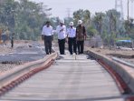 presiden-jokowi-tinjau-pembangunan-rel-kereta-api-sulsel_20151126_154512.jpg