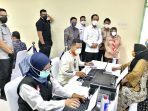 presiden-jokowi-tinjau-vaksinasi-covid-19-pada-guru-dan-lansia_20210224_201429.jpg