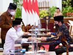 presiden-jokowi-wapres-dan-sejumlah-menteri-serahkan-zakat_20210415_215113.jpg