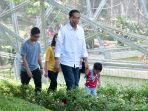 presiden-kenalkan-berbagai-spesies-burung-ajak-cucu-ke-tmii_20180708_201359.jpg