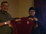 presiden-klub-sriwijaya-fc-h-hendri-zainuddin-sag-sh-menghadiahkan-jersey-ke-ustadz-yusuf-mansur.jpg