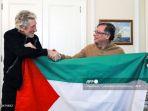 presiden-kolombia-gustavo-petro-dan-musisi-inggris-roger-waters-pegang-bendera-palestina.jpg