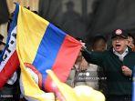 presiden-kolombia-gustavo-petro-mengibarkan-bendera-nasional.jpg