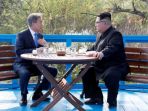 presiden-korea-selatan-moon-jae-in-dan-pemimpin-korea-utara-kim-jong-un_20180427_172724.jpg