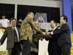 presiden-kukkiwon-jeong-man-soon-menyerahkan-piala_20151123_131100.jpg