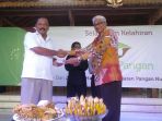 presiden-patriot-pangan-ir-bugiakso-menerima-tumpen_20161221_035805.jpg