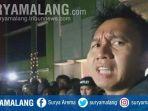 presiden-persebaya-surabaya-azrul-ananda-saat-menemui-bonek.jpg