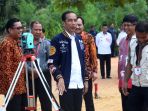 presiden-resmikan-pemasangan-batas-kepemilikan-tanah-di-kendari_20190303_173449.jpg