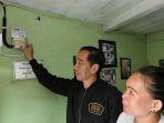 presiden-ri-joko-widodo-mengisikan-token-dan-menyalakan-listrik.jpg