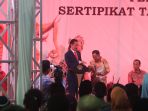 presiden-ri-joko-widodo-serakan-sertifikat-tanah_20181025_213140.jpg