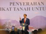 presiden-ri-jokowi-sarahkan-sertifikat-kepada-warga-kabupaten-bogor_20180306_133246.jpg