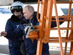 presiden-rusia-vladimir-putin-di-pesawat-tu-160m.jpg