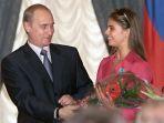 presiden-rusia-vladimir-putin-kepada-alina-kabaeva.jpg