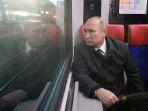 presiden-rusia-vladimir-putin-naik-gerbong-kereta.jpg