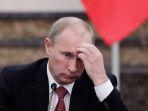 presiden-rusia-vladimir-putin-tampak-memegang-dahi.jpg