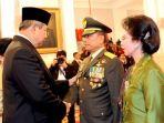 presiden-sby-memberi-ucapan-selamat-usai-lantik-jenderal-moeldoko.jpg